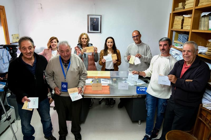 Tots els veïns de Villarroya al col·legi electoral