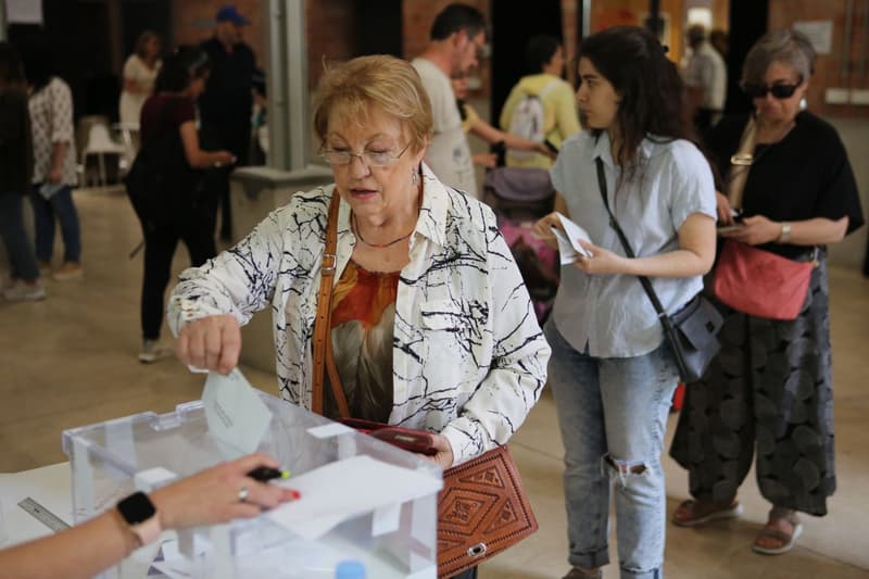 Votantes en un colegio electoral de Barcelona