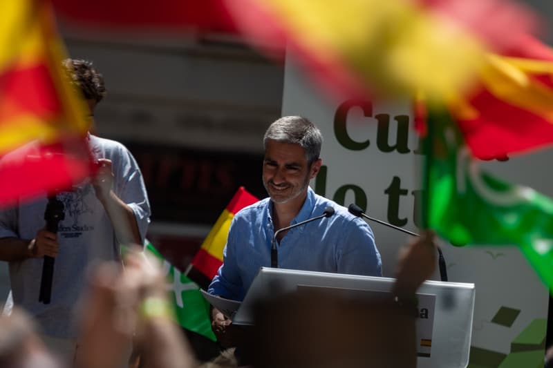 Gonzalo de Oro-Pulido, candidato de Vox por Barcelona, en un mitin con Santiago Abascal