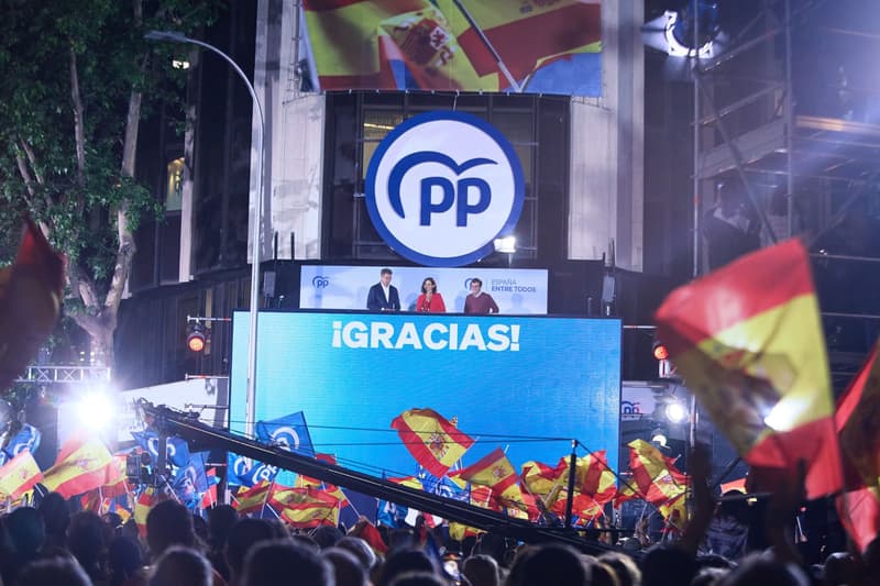 Alberto Núñez Feijóo, Isabel Díaz Ayuso y José Luis Martínez-Almeida celebrant la victòria del PP