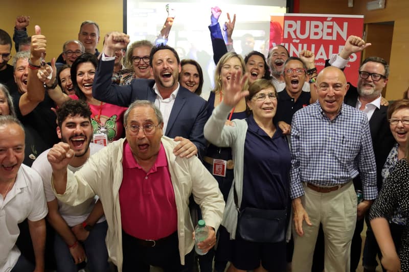 Rubén Viñuales celebra la victoria socialista este domingo en Tarragona