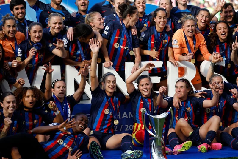 Les jugadores del Barça, amb el trofeu de la Women's Champions League
