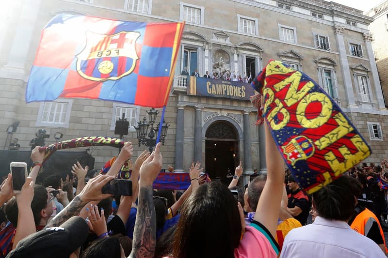 Celebración del Barça y SU afición en la plaza Sant Jaume