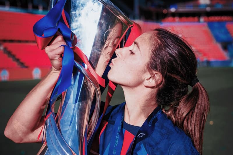 Aitana Bonmatí fent un petó a la copa de la Champions