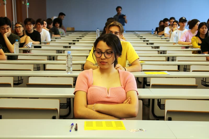 Estudiantes esperando para hacer los exámenes de selectividad en el campus Catalunya de la URV.