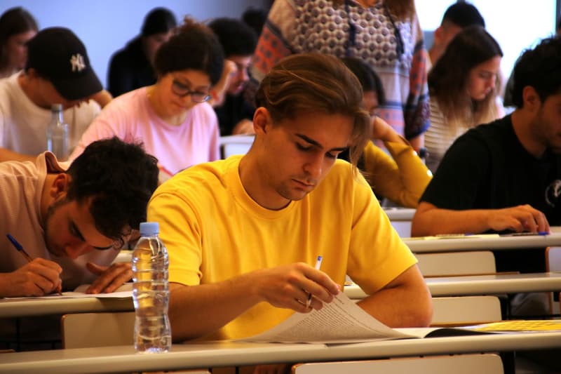 Un dels alumnes a l'inici de les proves de les PAU 2023 en una de les aules del campus Catalunya de la URV .