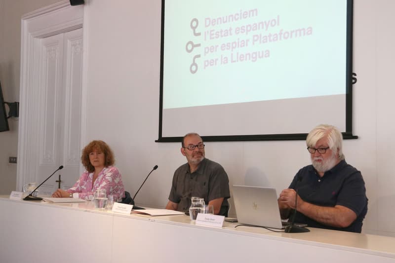 Òscar Escudé y Rut Carandell de Plataforma per la Llengua con el abogado, Josep Jover