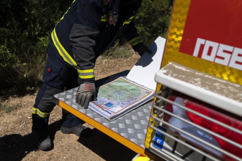 Un bombero de Barcelona consulta un mapa a Collserola