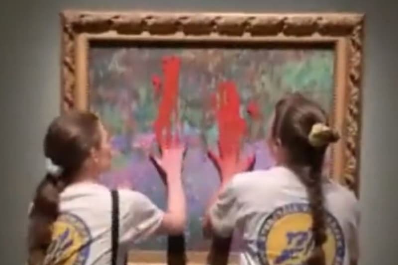 Captura de pantalla de les activistes pintant el quadre de Monet