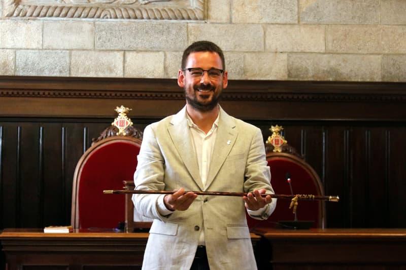El nuevo alcalde de Girona, Lluc Salellas, con la vara de alcalde