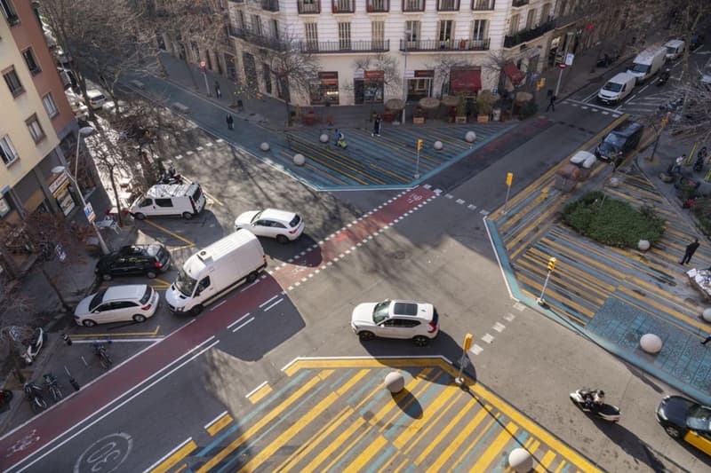 Vehículos en la 'superilla' del cruce entre las calles Consell de Cent y Rocafort, Barcelona