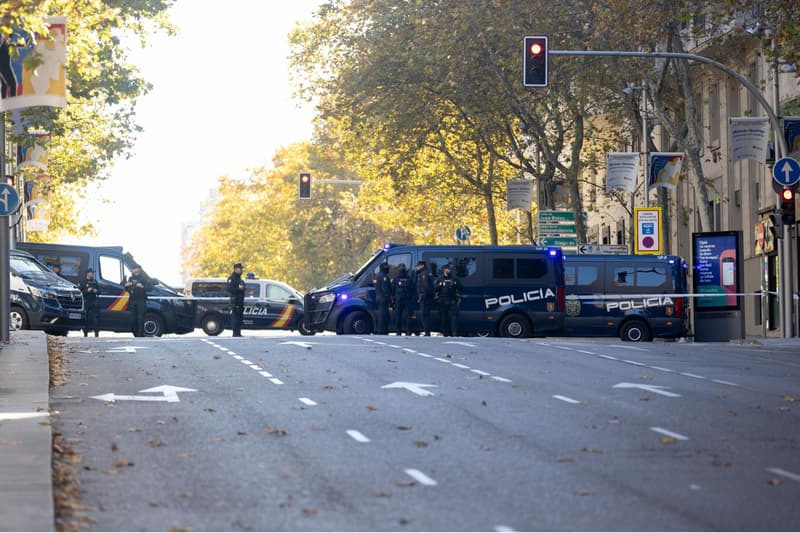 Agents de Policia en l'Ambaixada dels EUA a Madrid on s'ha rebut un paquet bomba