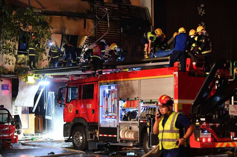 Bomberos en el restaurante afectado por una explosión de gas en China