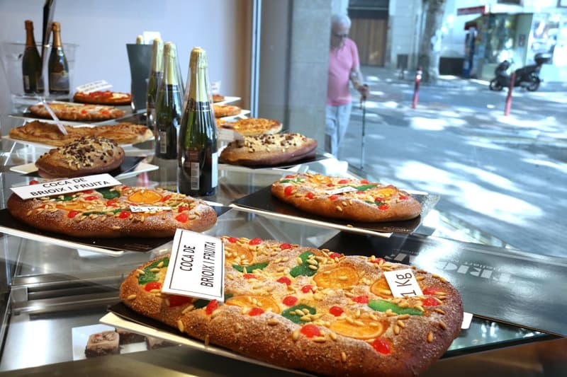 Coques de Sant Joan a l'aparador d'una pastisseria a Barcelona