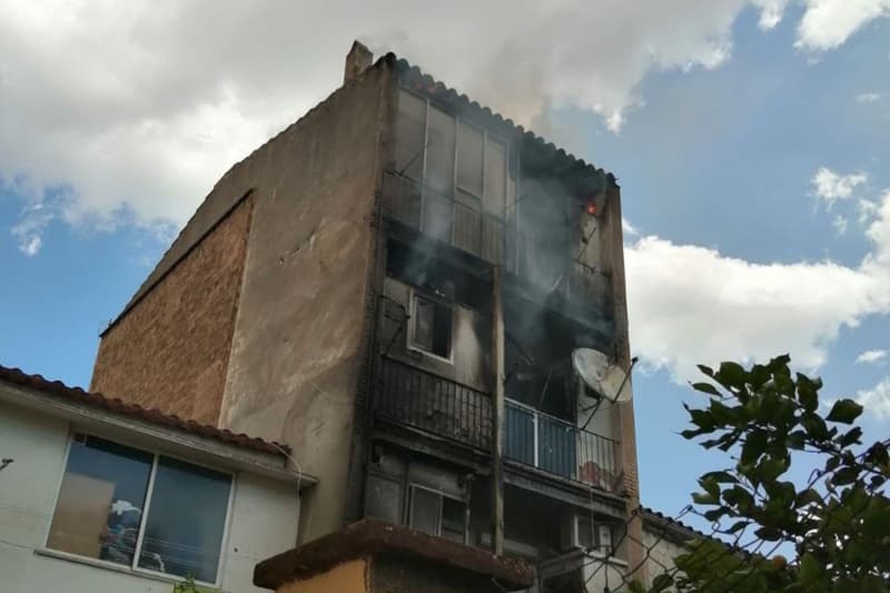 El edificio donde se ha producido el incendio en Cornellà