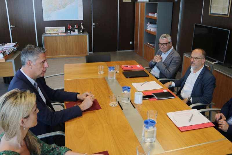 El consejero|conseller de Derechos Sociales, Carles Campuzano, reunido con el alcalde de Badalona, Xavier García Albiol, a la sede del departamento
