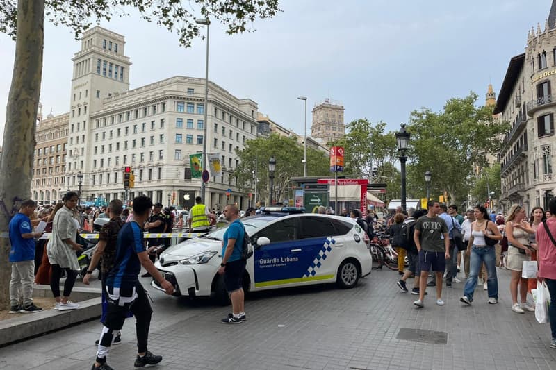 La plaça de Catalunya, amb la policia i els desallotjats pel paquet sospitós a l'estació