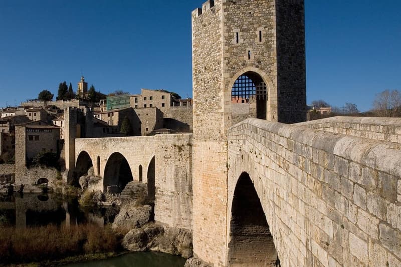 El icónico puente de Besalú