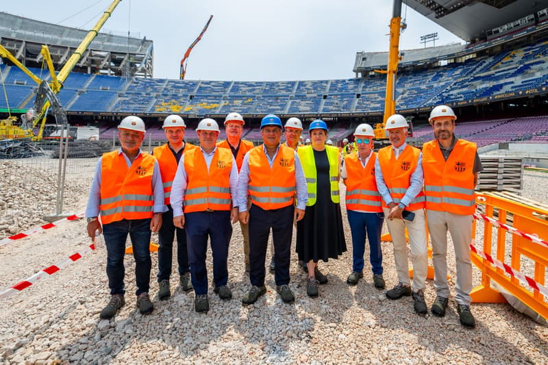 El president del Barça, Joan Laporta, i part de la Junta Directiva a les obres del Camp Nou