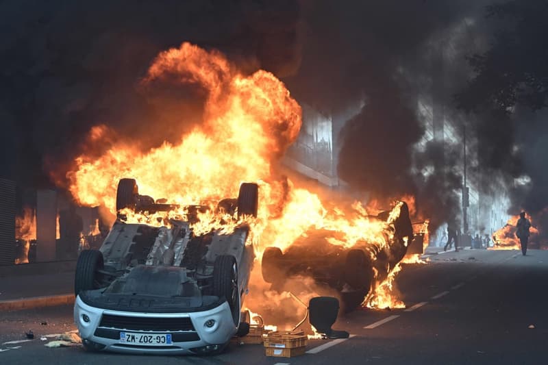 Un cotxe crema durant les protestes a Nanterre