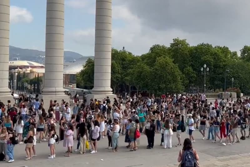 Cues de centenars de persones a Montjuïc