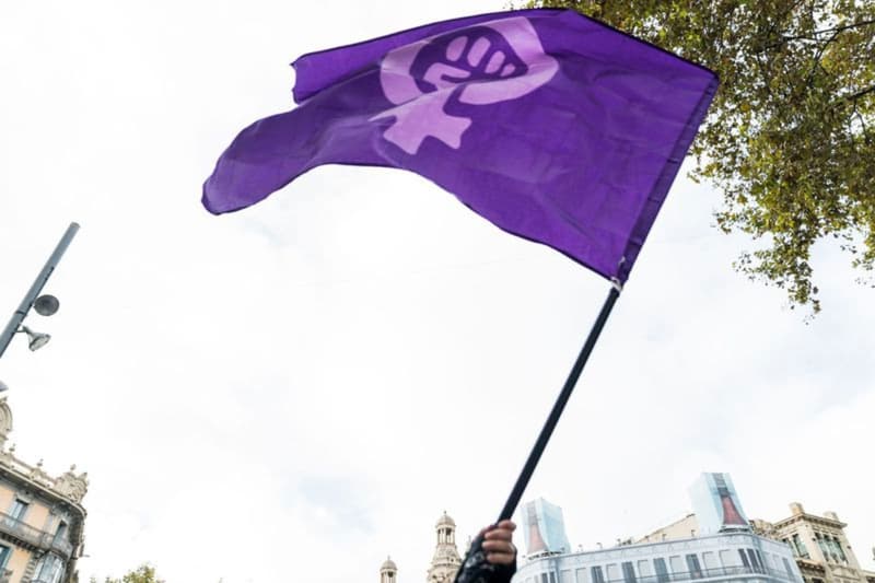 Bandera reivindicativa de la lucha por|para los derechos de las mujeres