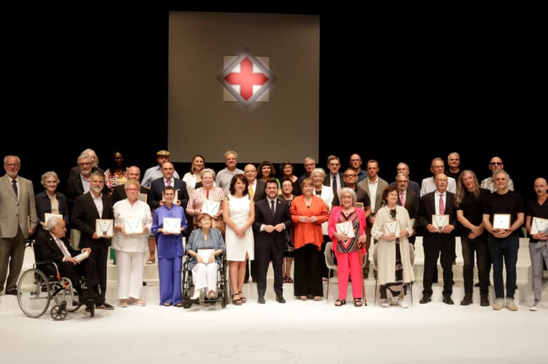 El presidente Pere Aragonès rodeado de los galardonados por la Creu de Sant Jordi