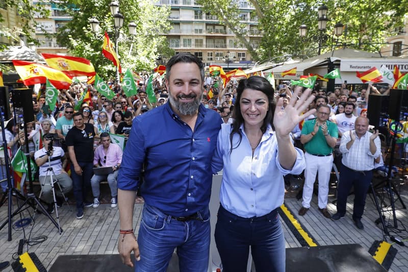 Santiago Abascal i Macarena Olona en un miting de Vox
