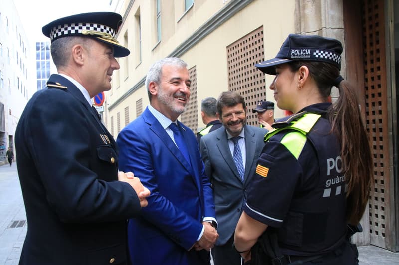 El alcalde de Barcelona, Jaume Collboni, conversa con una agente de la Guardia Urbana