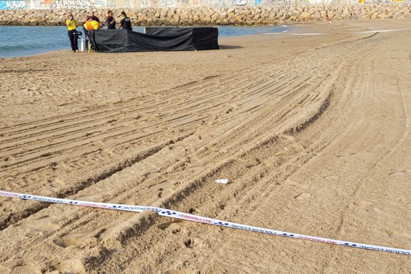 Servicios de emergencia en la playa de Roda de Berà