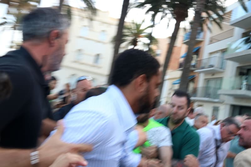 Ignacio Garriga, líder de la formación de extrema derecha Vox en Catalunya, enfrentándose con manifestantes