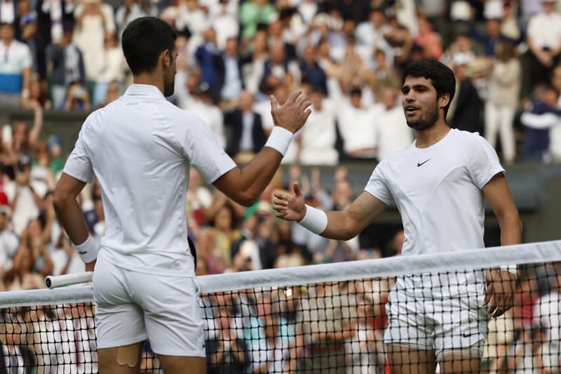 Carlos Alcaraz, y Novak Djokovic, felicitándole al acabar el partido