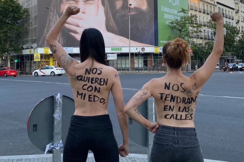 Activistes de Femen Spain es manifesten davant d'una pancarta de Vox