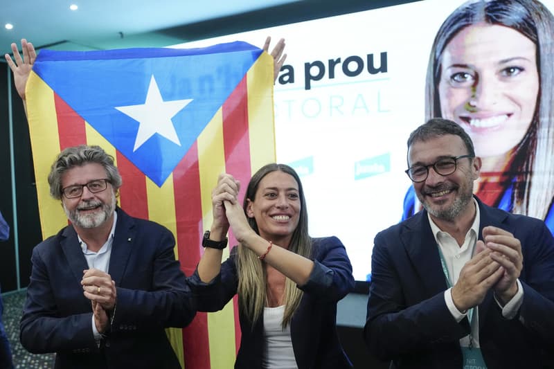 Míriam Nogueras, amb un cartell de Carles Puigdemont (Junts)