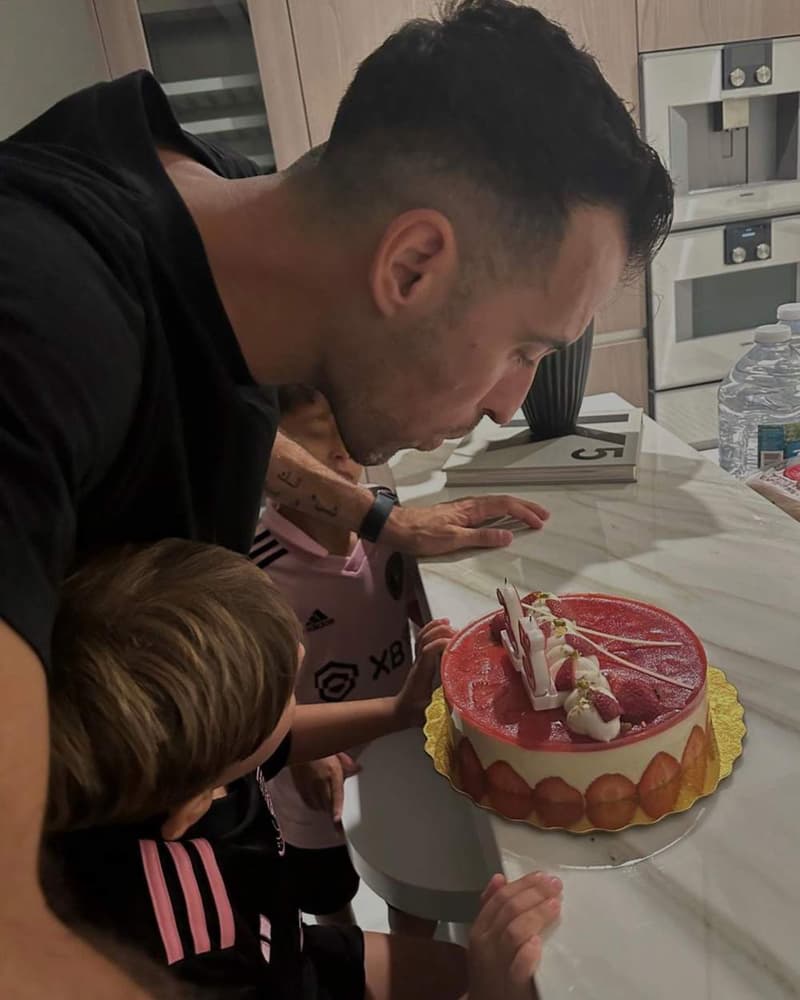 Sergio Busquets sopla las velas en la cocina el día de su cumpleaños | Instagram