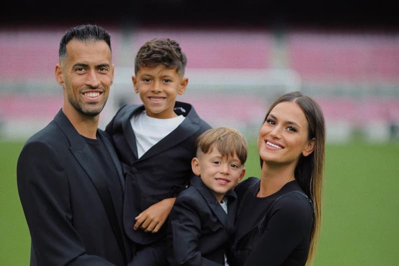 Sergio Busquets i la seva família, en el seu comiat del Barça