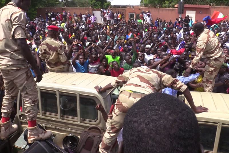 Manifestants concentrats davant l'ambaixada francesa al Níger, aquest diumenge a Niamey