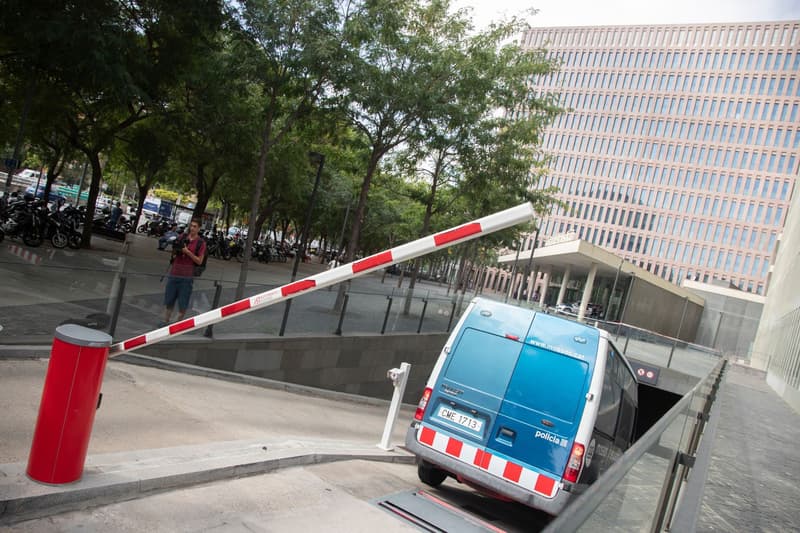 Un furgón de los Mossos d'Esquadra llega a la Ciudad de la Justicia de Barcelona