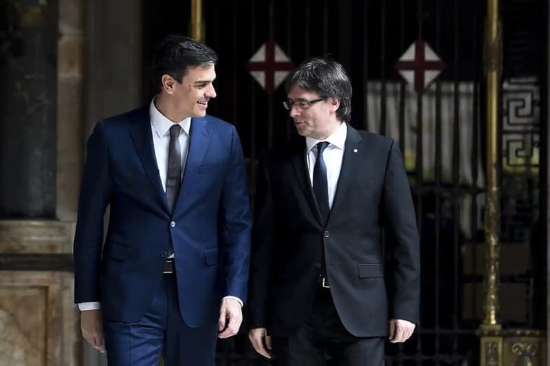 El expresidente en el exilio, Carles Puigdemont, con el presidente de España