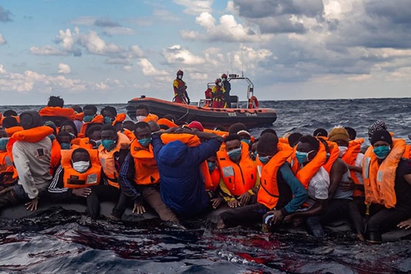 Open Arms rescatando migrantes