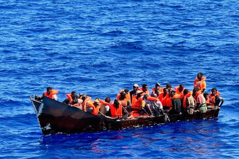 Migrantes llegando a Lampedusa en una embarcación el 4 de agosto