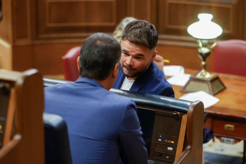 Gabriel Rufián (ERC), hablando con Pedro Sánchez (PSOE) durante la sesión de constitución del Congreso de los Diputados de la XV legislatura