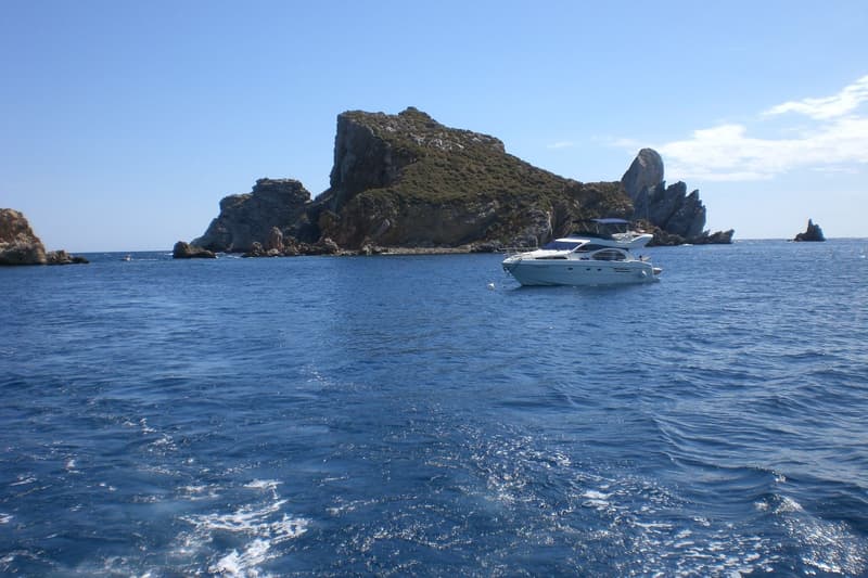 Una embarcación navega por|para las aguas de las Islas Medes
