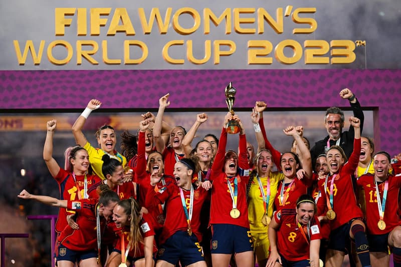 Selecció femenina aixecant la copa del món