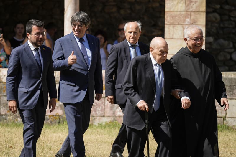 Carles Puigdemont con los expresidentes de Catalunya