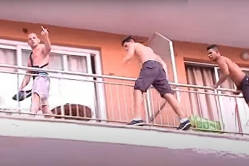 Turistes fent 'balconing' a Magaluf