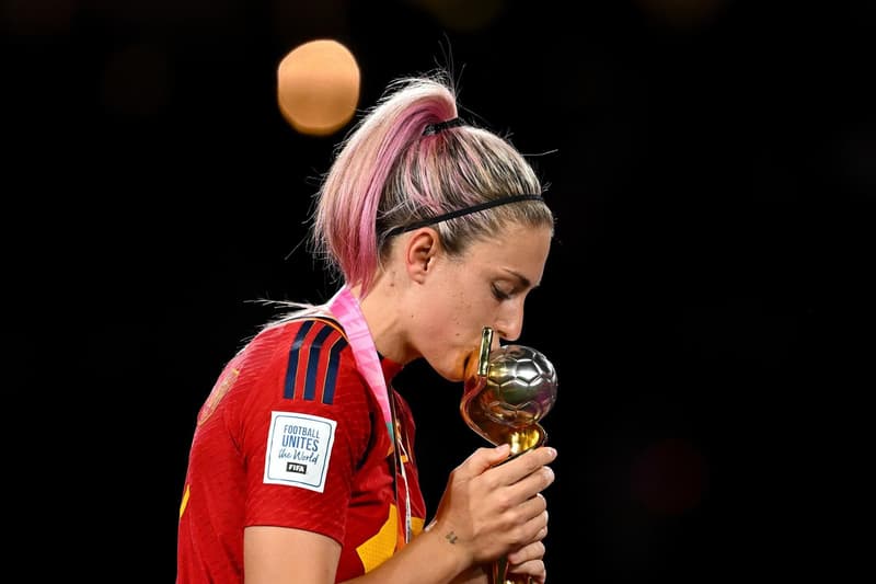 Alexia Putellas, dando un beso a la Copa del Mundo, vistiendo la camiseta de Jenni Hermoso