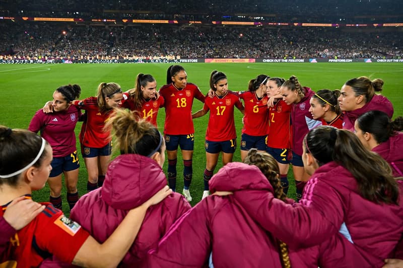 La Selecció espanyola fa pinya durant la final del Mundial, guanyada contra Anglaterra per 1-0