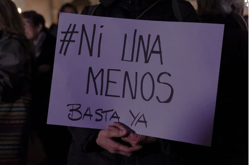 Detalle de la pancarta “Ni una menos, basta ya”, durante la concentración en la plaza de Sant Jaume en rechazo a los últimos crímenes machistas