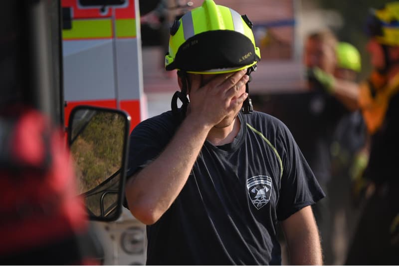 Un bomber treballant en l'incendi que crema a Grècia